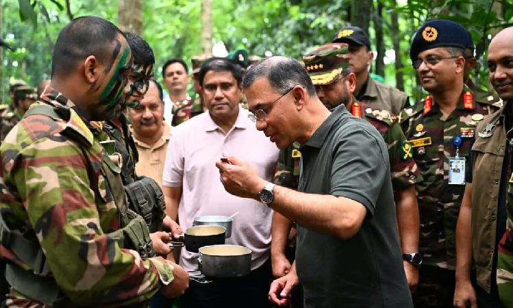 বরিশালের বিস্তীর্ণ জঙ্গলে সেনাবাহিনীর মহড়া পরিদর্শন করলেন প্রধানমন্ত্রী