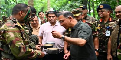 বরিশালের বিস্তীর্ণ জঙ্গলে সেনাবাহিনীর মহড়া পরিদর্শন করলেন প্রধানমন্ত্রী