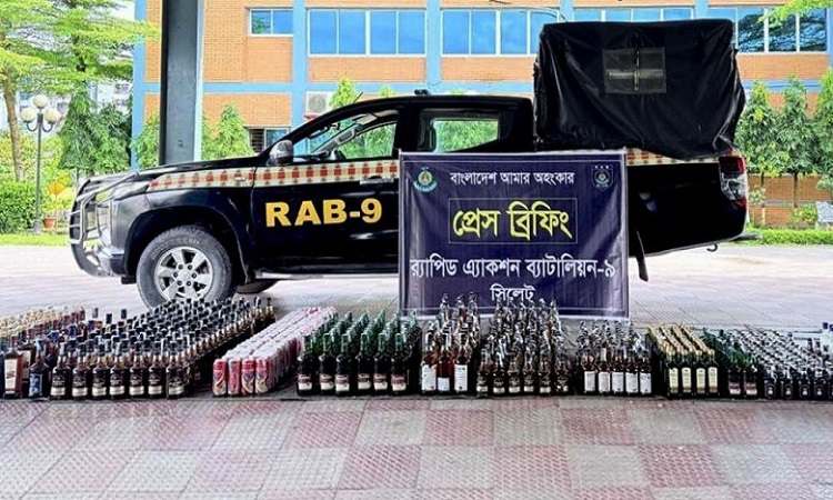 প্রবাসীর বাড়ি থেকে অর্ধকোটি টাকার বিদেশি মদ জব্দ