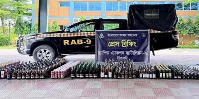 প্রবাসীর বাড়ি থেকে অর্ধকোটি টাকার বিদেশি মদ জব্দ
