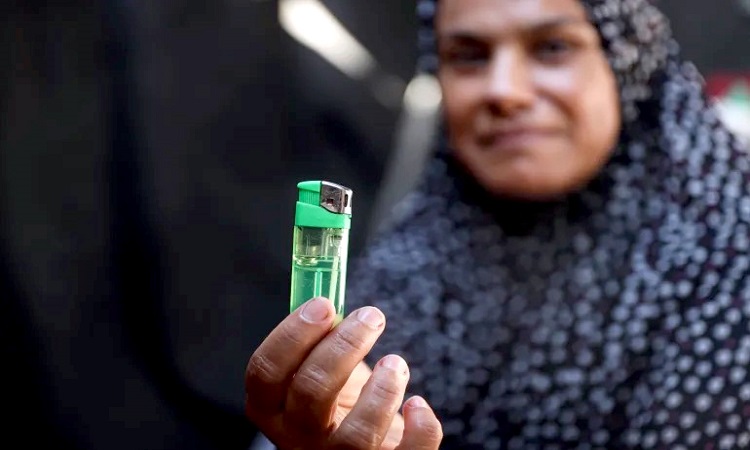 আগুন জ্বালানোর আকুতি: গাজায় লাইটারই এখন ‘সোনা’
