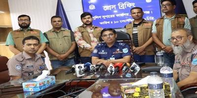 বিমানবন্দরে প্রবাসীদের টার্গেট, আলামিনের ঘর থেকে মিলল ৩ আইফোনসহ ২২ ফোন