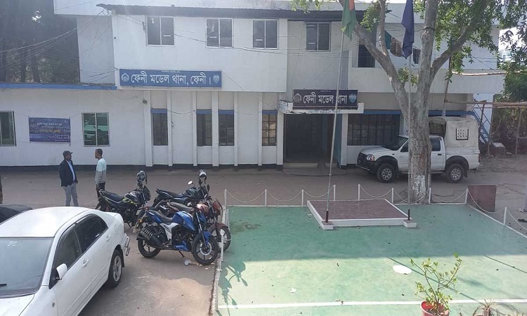 ফেনীতে জানালার গ্রিল কেটে প্রবাসীকে কুপিয়ে ডাকাতি