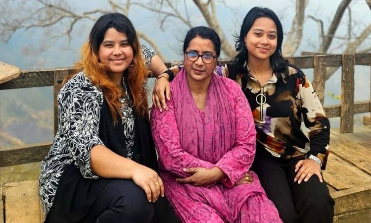 প্রবাসী প্রেমিকের সঙ্গে অভিমানে কলেজছাত্রীর আত্মহত্যা: দরজা ভেঙে ঝুলন্ত মরদেহ উদ্ধার