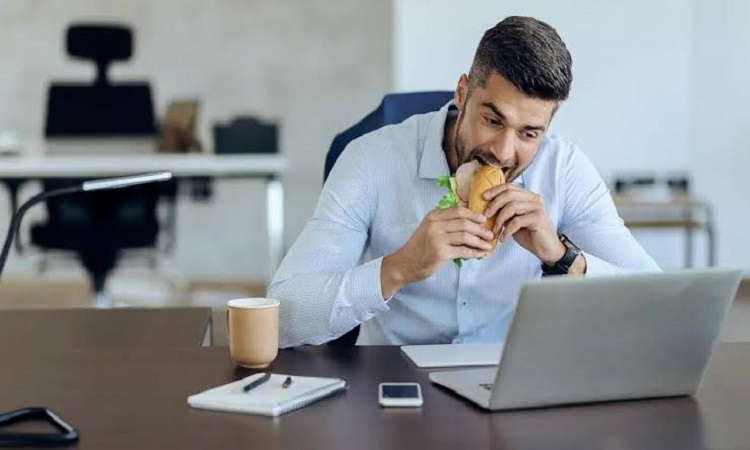 অফিসে ঘন ঘন ক্ষুধা পেলে যা করবেন