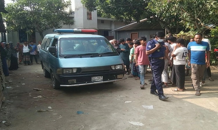 ফ্যানের সাথে ঝুলছিল প্রবাসীর স্ত্রীর অর্ধগলিত মরদেহ, উদ্ধার করল পুলিশ